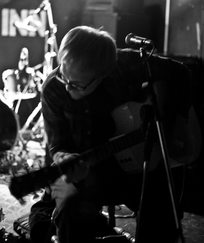 <strong>Kris Roe - acoustic set.</strong><br />Copyright Haydn Williams 2009