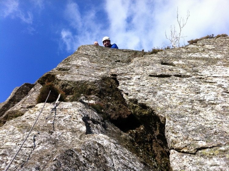 Phil wedged behind a flake on Cave Arete. © Haydn Williams 2011